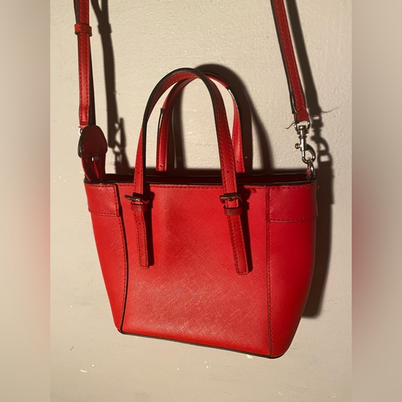 Guess - Picture 5 of 8